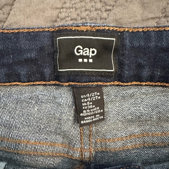 Gap denim jean shorts with frayed edges - Picture 2 of 8